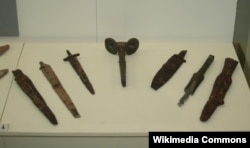 Принадлежавшие албанскому войску рукоятки мечей и железные мчи, найденные в окрестностях Газаха и Мингечевира