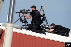 Lunetiștii poliției americane ripostează cu focuri de armă în direcția presupusului atacator.
