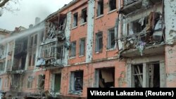 Атакований військами РФ минулої ночі 3-поверховий житловий будинок у Миколаєві. За попередніми даними, постраждало 18 людей, з них 9 госпіталізовано, у тому числі – 5 дітей