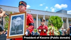 Forcat e shtetit shqiptar bartin fotografinë e shkrimtarit të ndjerë, Ismail Kadare. Tiranë, 3 korrik 2024.