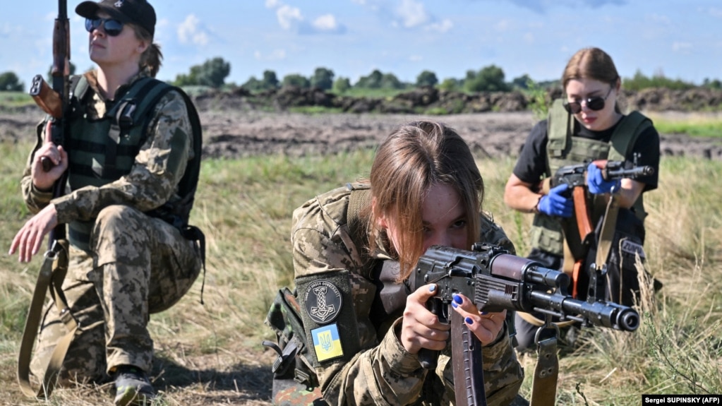 Le donne di servizio di solito devono procurarsi abiti larghi o procurarsi uniformi femminili da altri paesi.  forze.      