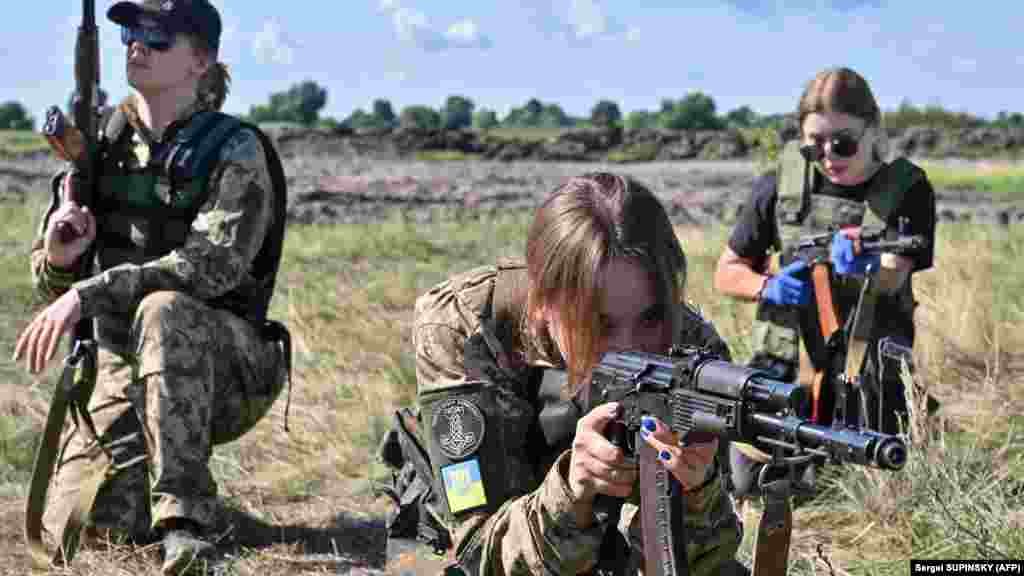 A katonanők általában bő ruhát kapnak, vagy más országok haderőitől kell női egyenruhát beszerezniük. A kép a Uniform matters, azaz Az egyenruha is számít nevű, női szolgálati ruhák főpróbáján készült július 12-én Kijev határában