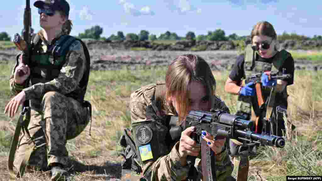 Женщинам-военнослужащим ВСУ обычно приходится приобретать мешковатую одежду или закупать женскую форму у вооруженных сил других стран &nbsp; &nbsp; 