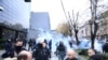 Солзавец и приведени демонстранти во Приштина поради посетата на претседателот на Специјалниот суд