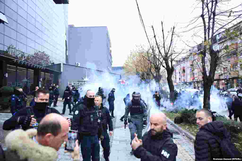 Protestuesit mbanin në duar pankarta me mbishkrimin &ldquo;UÇK-ja nuk mund të gjykohet&rdquo;, &ldquo;UÇK-ja është përpjekja për liri&rdquo;, dhe &ldquo;Trendafilova out&rdquo;, si dhe brohoritën &ldquo;Poshtë Gjykata Speciale&rdquo;.