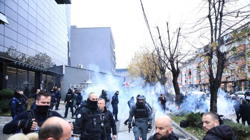 Солзавец и приведени демонстранти во Приштина поради посетата на претседателот на Специјалниот суд