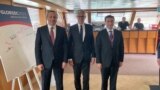 Секретарь Совета безопасности Армении Армен Григорян (слева) и помощник президента Азербайджана Хикмет Гаджиев (справа) на проходящем в Братиславе форуме GLOBSEC, 30 мая 2023 г.