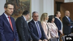 Йордан Цонев и другите членове на ДПС застанаха до представителите на ГЕРБ.