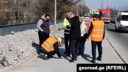 1 აპრილი, 2024 წელი. საავტომობილო გზების დეპარტამენტის თავმჯდომარის მოადგილე პავლე გამყრელიძე დედაქალაქისკენ მიმავალ ცენტრალურ მაგისტრალზე, არაგვის ხიდზე.