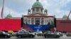 Пред Собранието на Србија е поставена бина од која ќе говорат говорниците на митингот што го свика претседателот на државата Александар Вучиќ.