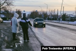 Люди пытаются поймать такси на главной улице города Алатау, Алматинская область, 12 января 2024 года