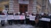 Asociația „Părinți Solidari” a organizat un protest în fața sediului Primăriei Chișinău la care au participat câteva zeci de persoane. Acestea cer anularea deciziei administrației capitalei de a suspenda finanțarea grupelor cu program prelungit pentru clasele primare.