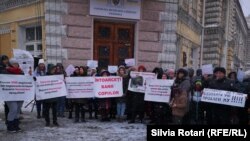 Asociația „Părinți Solidari” a organizat un protest în fața sediului Primăriei Chișinău la care au participat câteva zeci de persoane. Acestea cer anularea deciziei administrației capitalei de a suspenda finanțarea grupelor cu program prelungit pentru clasele primare.