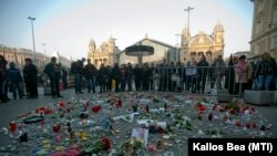 Megemlékezők a Nyugati téren a tragédia másnapján mécseseket gyújtottak, virágot helyeztek el a West Balkán előtt