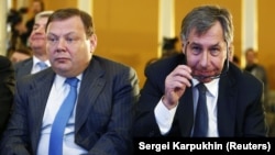 Magnații ruși Mikhail Fridman (stânga) și Petr Aven vor fi scoși de pe lista de sancțiuni a UE. 