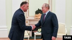 ფოტო არქივიდან: ოკუპირებული ცხინვალის რეგიონის ე.წ. პრეზიდენტი ალან გაგლოევი (მარცხნივ) და რუსეთის პრეზიდენტი ვლადიმირ პუტინი