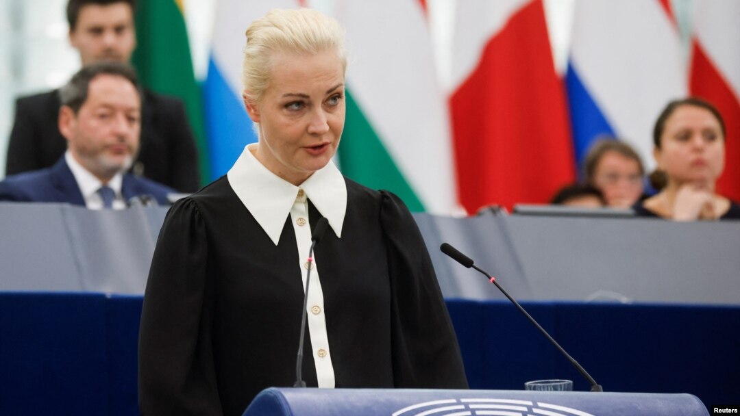 Юлия Навалная говори пред евродепутатите, където беше посрещната с аплодисменти