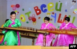 Young girls of Korean descent play traditional instruments in a school offering intensive courses in the Korean language in Yuzhno-Sakhalinsk. (file photo)