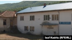Objekti i shkollës fillore "Ismail Qemali", në Simnicë të Gostivarit.
