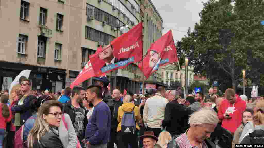 Na skupu su istaknute i stranačke zastave Socijalističke partije Srbije, koalicionog partnera SNS-a,&nbsp;