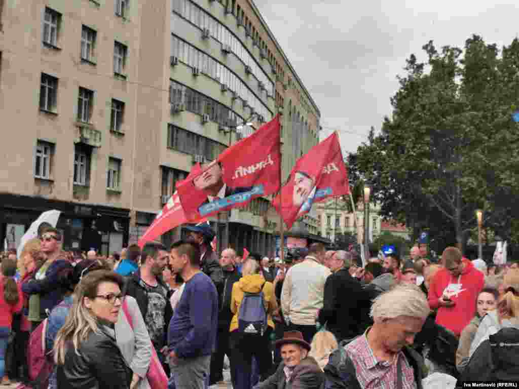 Flamujt e Partisë Socialiste të Serbisë, një partner koalicioni i SNS-së, u panë në tubim.