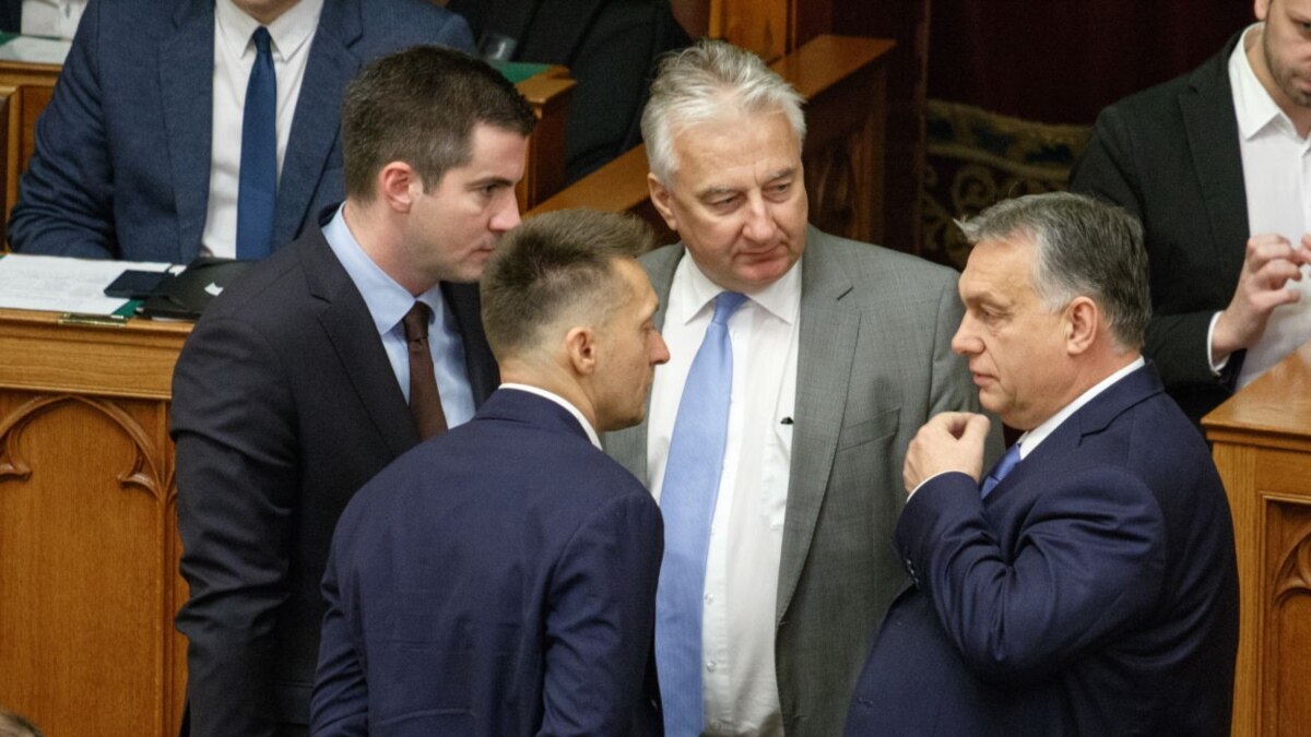 3 perc: Politológus: Rogán Antalnak nemcsak Magyar Pétertől, hanem Orbán...
