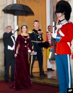  Бъдещият крал и кралица на Дания идват за новогодишното тържество в замъка Амалиенборг, 1 януари 2024 година 