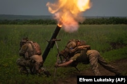 Ukrainian soldiers fire toward Russian positions on the front line in the Zaporizhzhya region on June 24.