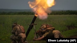 Украински войници стрелят по руски позиции на фронтовата линия в Запорожка област на 24 юни.
