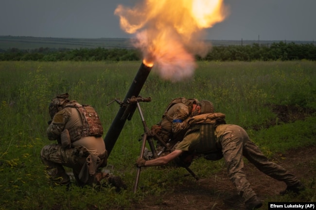 Ukrainian soldiers fire toward Russian positions on the front line in the Zaporizhzhya region on June 24.