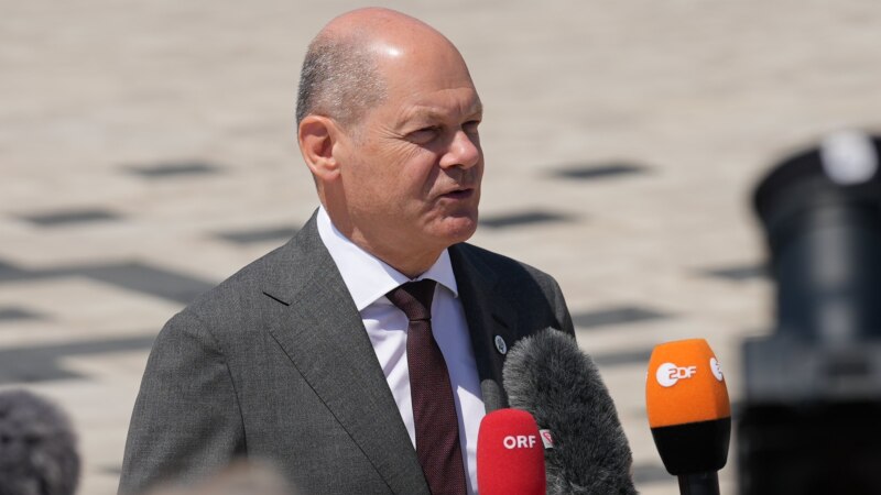 Scholz Defends Ukraine Aid When Protesters Disrupt His Speech At Party Gathering