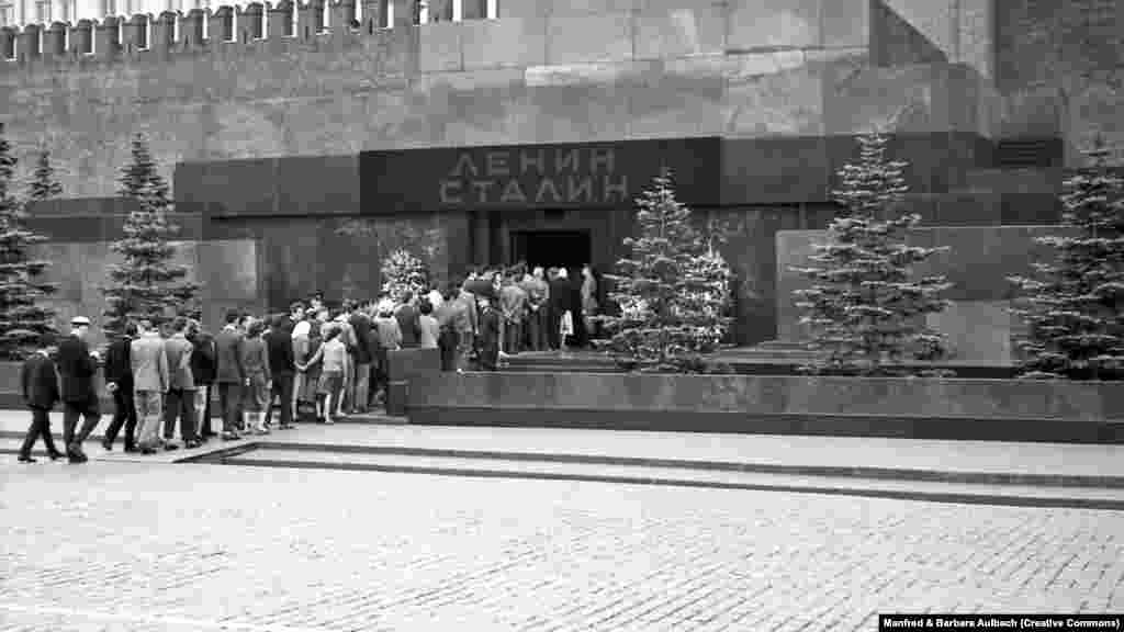 Látogatók lépnek be a Lenin- és Sztálin-mauzóleumba 1957 augusztusában. Sztálin 1953-ban bekövetkezett halála után holttestét bebalzsamozták és Leniné mellett állították ki. A mauzóleumot úgy alakították át, hogy a bejárat fölött mindkét szovjet diktátor neve látható legyen