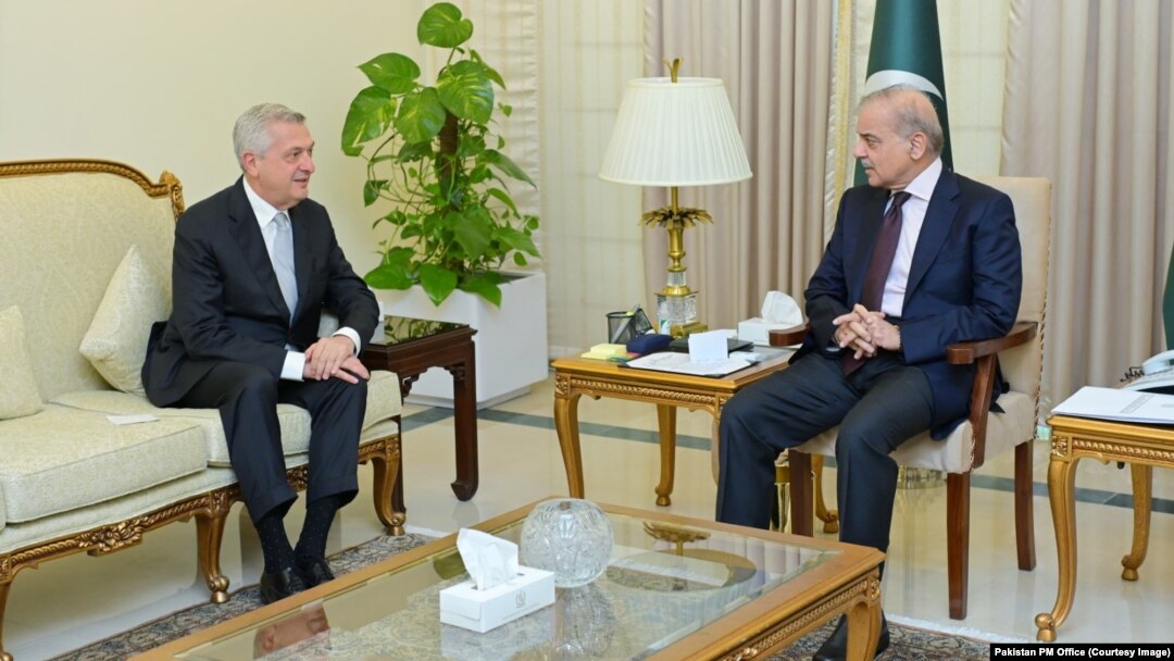 Pakistan Prime Minister Shahbaz Sharif (right) meets UN refugee chief Filippo Grandi on July 9 in Islamabad.