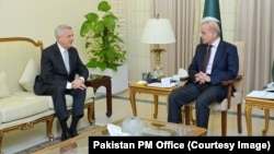 Pakistan Prime Minister Shahbaz Sharif (right) meets UN refugee chief Filippo Grandi on July 9 in Islamabad.