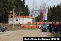 Palete cigle i zastava Srpske pravoslavne crkve kod gradilišta, 11. mart 2024.