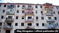 Një ndërtesë banimi në Harkiv e sulmuar nga Rusia më 27 mars. 