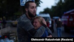 Rude în fața restaurantului lovit de un atac cu rachete rusești, în orașul ucrainean Kramatorsk, regiunea Donețk, în seara zilei de 27 iunie.