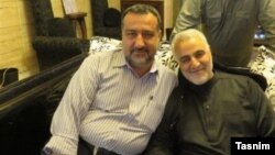 Інформаційне агентство Tasnim, що Разі Мусаві (ліворуч) був одним із найстаріших радників сил у Сирії та «соратником» Касема Сулеймані – командира «Кудс», який був убитий у січні 2020 року