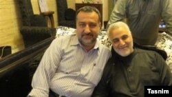 تصویری که رسانه‌های ایران از سید رضی موسوی (چپ) در کنار قاسم سلیمانی، فرمانده سابق نیروی قدس سپاه پاسداران، منتشر کرده‌اند