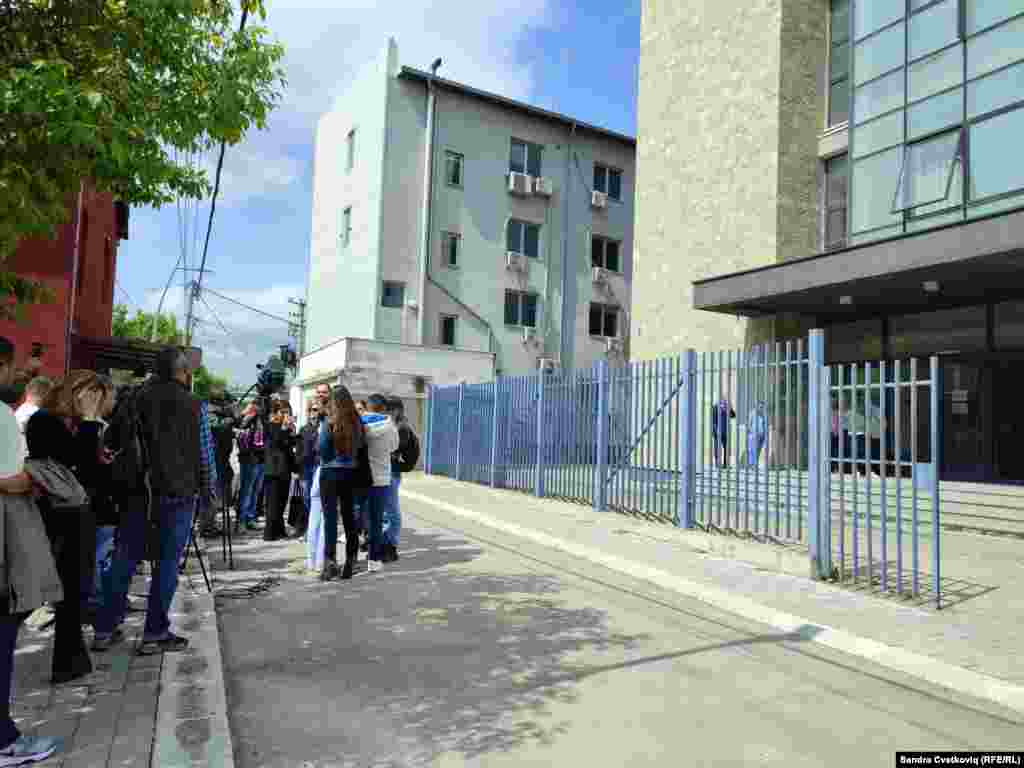 Ekipet e mediave para hyrjes së ndërtesës së Komunës së Mitrovicës së Veriut.