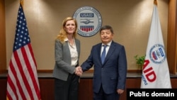USAID администратору Саманта Пауэр (солдо) жана Кыргызстандын Министрлер кабинетинин төрагасы Акылбек Жапаров. Вашингтон, АКШ. 15-апрель, 2024-жыл. 