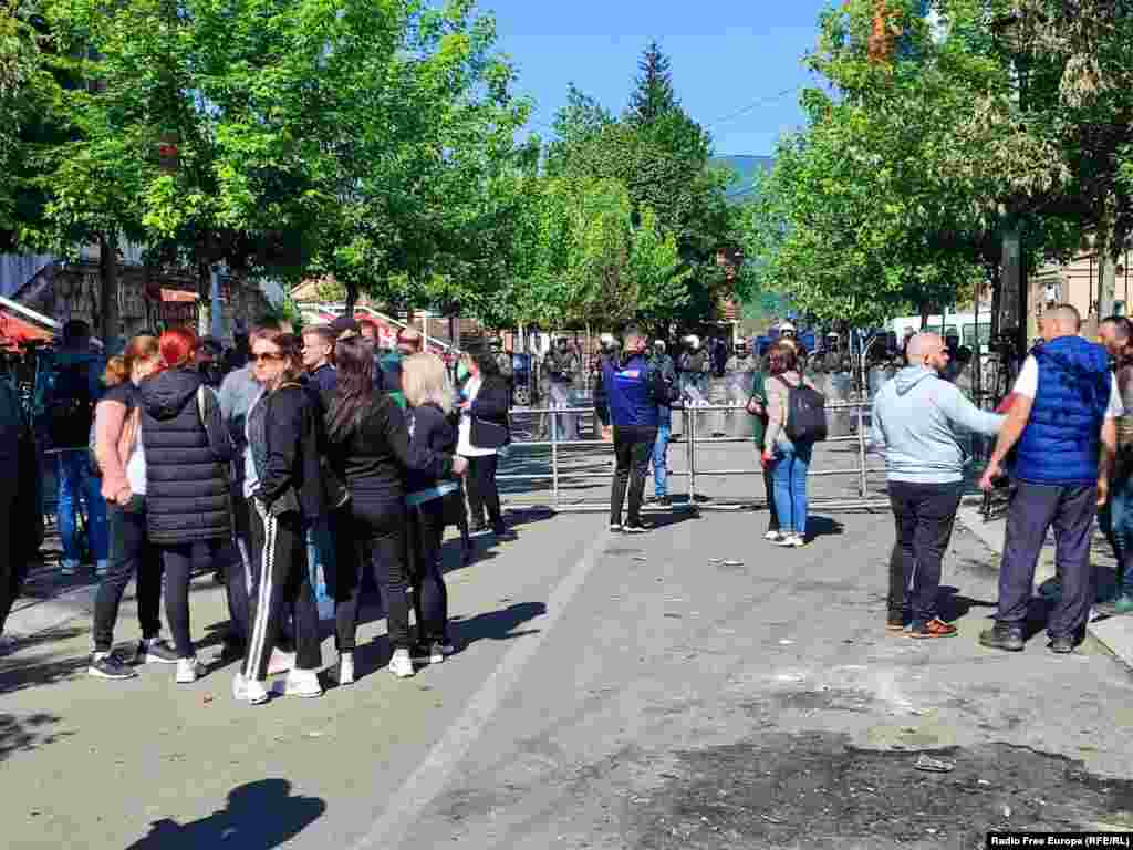 Kërkesat e protestuesve serbë janë ndalimi i hyrjes në ndërtesat komunale të kryetarëve të rinj shqiptarë dhe tërheqja e njësive speciale të Policisë së Kosovës nga veriu i shtetit.&nbsp;