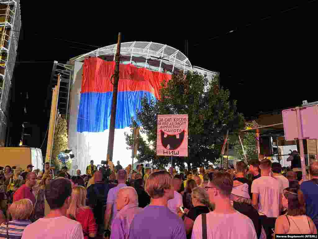 Na zgradi Pinka okačena je velika zastava Srbije pre nego što su demonstranti došli. Oko zgrade je bilo prisutno privatno obezbeđenje.