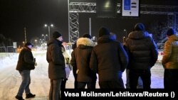 Ljudi čekaju da pređu granicu između Finske i Rusije na graničnom prelazu Vaalimaa između Finske i Rusije u Virolahtiju, Finska, 15. decembra 2023.