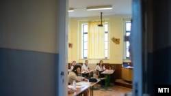 Diákok a magyar írásbeli érettségin a Ciszterci Rend Nagy Lajos Gimnáziumában, Pécsett 2023. május 8-án (képünk illusztráció)