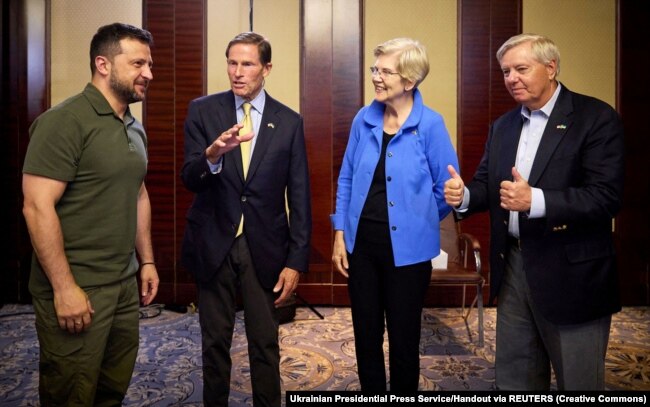 Zelenskiy incontra i senatori statunitensi Richard Blumenthal, Elizabeth Warren e Lindsey Graham a Kiev il 23 agosto.