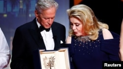  Майкъл Дъглас получи статуетката си паралелно до легендата Катрин Деньов, която откри кинофестивала 