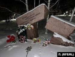 Стихийный мемориал в память о Навальном у памятника политрепрессированным в Пивоварихе под Иркутском