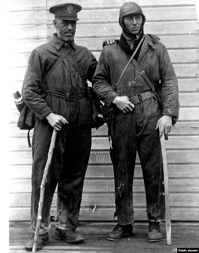 Majori Martin dhe rreshteri Harvey, të fotografuar pas rrëzimit të aeroplanit të tyre, Sietëll, dhe pas kalimit të disa ditëve të vështira në shkretëtirën e Alaskës.