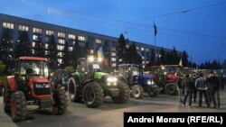 După ce miercuri au ajuns la periferia Capitalei, joi fermierii și-au adus tehnica agricolă în fața Guvernului. 